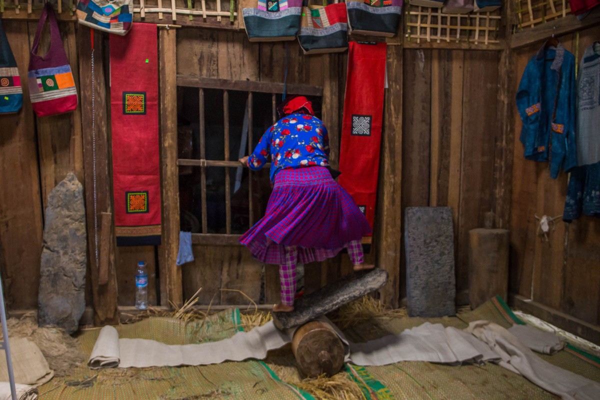 Làng nghề dệt lanh truyền thống người Mông hút khách Tây