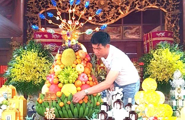 Nghệ nhân bàn tay vàng tạo hình xếp mâm ngũ quả