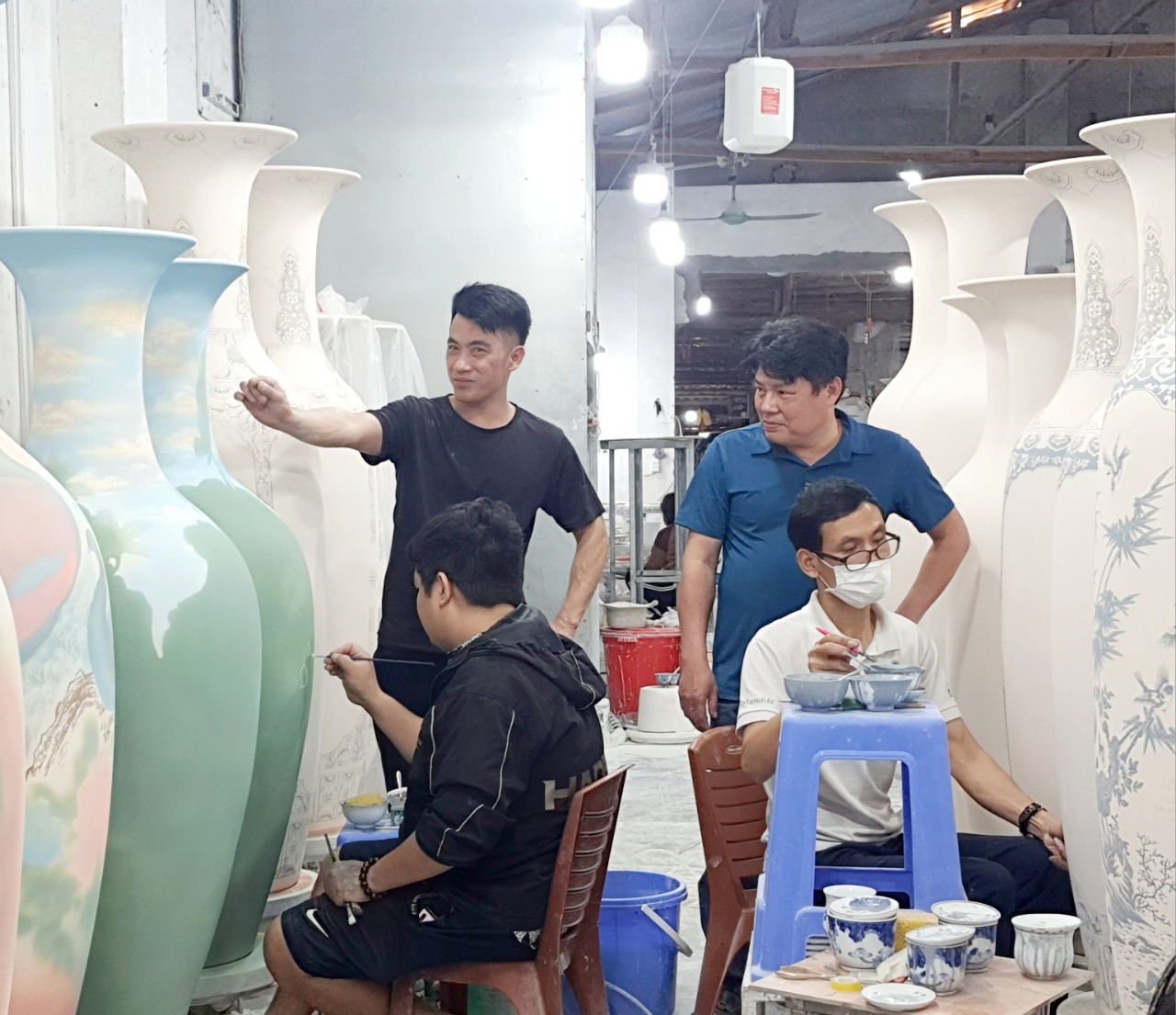 Nghệ nhân Phạm Nguyên và ông Nguyễn Văn Dũng, Bí thư chi bộ- Chủ nhiệm HTX Dịch vụ Nông nghiệp Kim Lan đang chia sẻHTX Dịch vụ Nông nghiệp Kim Lan đang chia sẻ với các bạn trẻ về kỹ thuật làm gồm.  với các bạn trẻ về kỹ thuật làm gồm. 