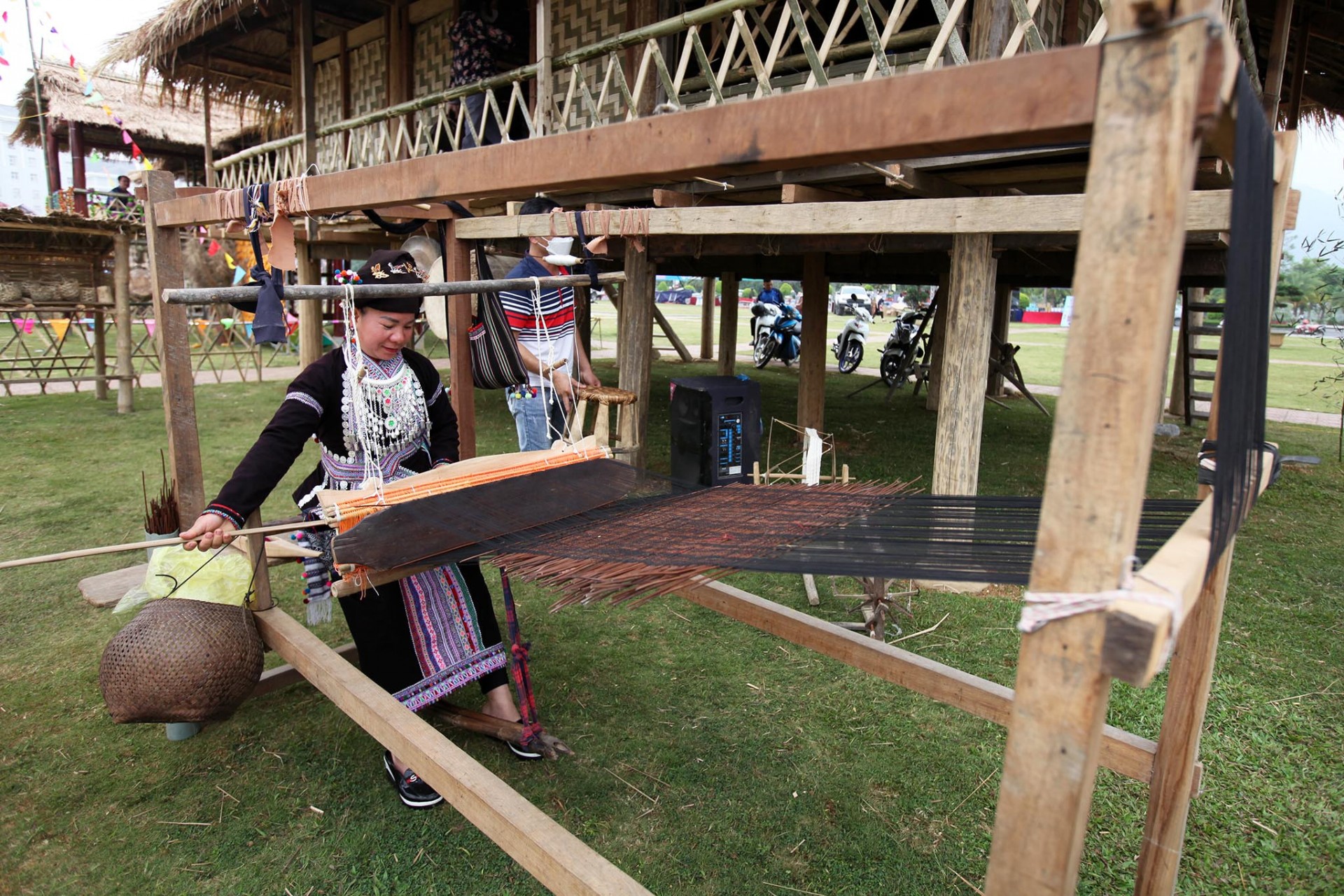 Tỉnh sẽ tiếp tục khôi phục và phát triển một số ngành nghề thủ công Tỉnh sẽ tiếp tục khôi phục và phát triển một số ngành nghề thủ công