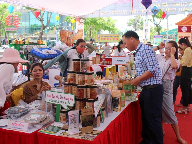 Các doanh nghiệp và các nhà phân phối giao lưu trực tiếp để tìm kiếm cơ hội hợp tác Các doanh nghiệp và các nhà phân phối giao lưu trực tiếp để tìm kiếm cơ hội hợp tác