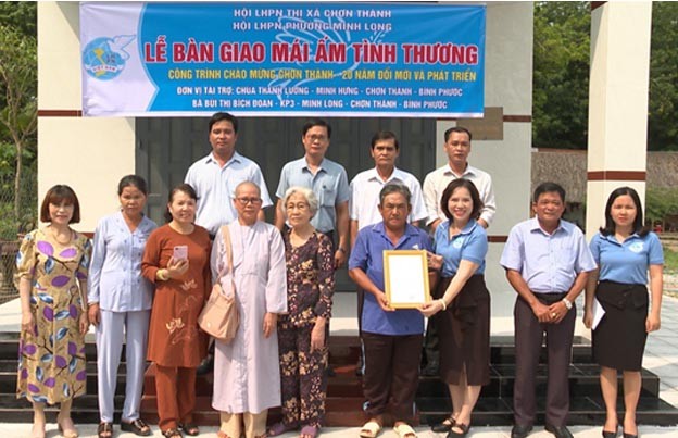 Đồng chí Mạc Thị Thanh Bình – Thị uỷ viên – Chủ tịch Hội LHPN thị xã Chơn Thành trao quyết định “Mái ấm tình thương” cho gia đình ông Nguyễn Văn Tâm – KP3, phường Hưng Long.  Đồng chí Mạc Thị Thanh Bình – Thị uỷ viên – Chủ tịch Hội LHPN thị xã Chơn Thành trao quyết định “Mái ấm tình thương” cho gia đình ông Nguyễn Văn Tâm – KP3, phường Hưng Long.