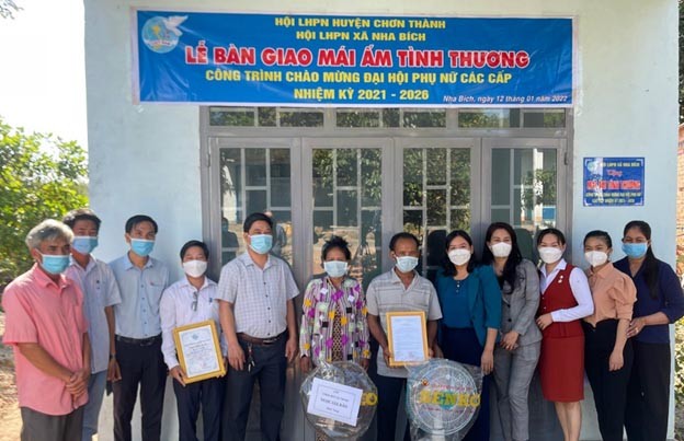 Ông Trịnh Văn Khái, Trưởng Ban Dân vận, CT.UBMTTQ thị xã Chơn Thành tham dự lễ trao tặng “Mái ấm tình thương” cho gia đình chị Thị Cúc- hội viên phụ nữ người dân tộc S’tiêng ấp 5, xã Nha Bích (Người thứ 5 từ trái sang) Ông Trịnh Văn Khái, Trưởng Ban Dân vận, CT.UBMTTQ thị xã Chơn Thành tham dự lễ trao tặng “Mái ấm tình thương” cho gia đình chị Thị Cúc- hội viên phụ nữ người dân tộc S’tiêng ấp 5, xã Nha Bích (Người thứ 5 từ trái sang)