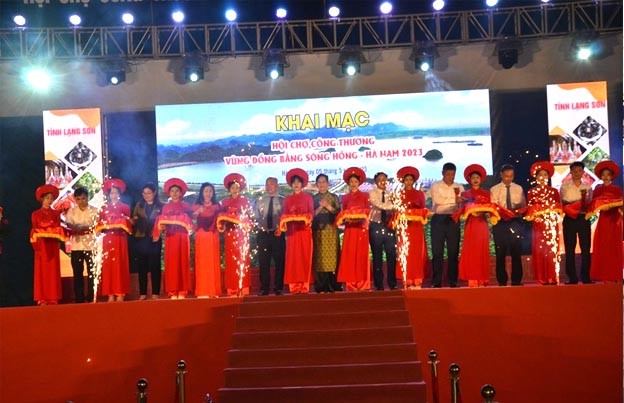 Các đại biểu cắt băng khai mạc Hội chợ Công thương  vùng đồng bằng sông Hồng-Hà Nam 2023.