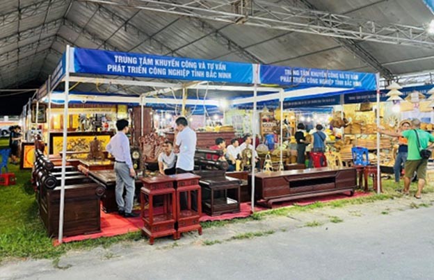 Khu trưng bày giới thiệu sản phẩm Hội gỗ mỹ nghệ Đồng Kỵ