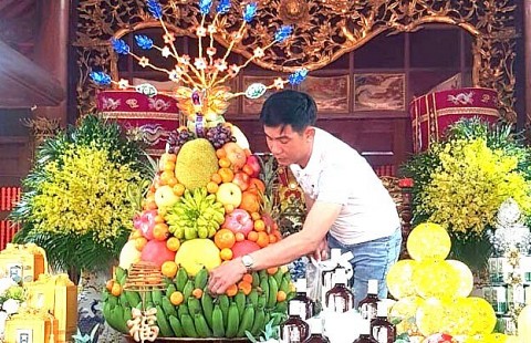 Nghệ nhân bàn tay vàng tạo hình xếp mâm ngũ quả