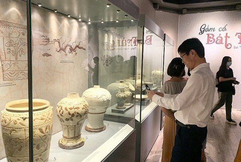 Chiêm ngưỡng bộ siêu tập Gốm cổ Bát Tràng độc đáo, đặc sắc