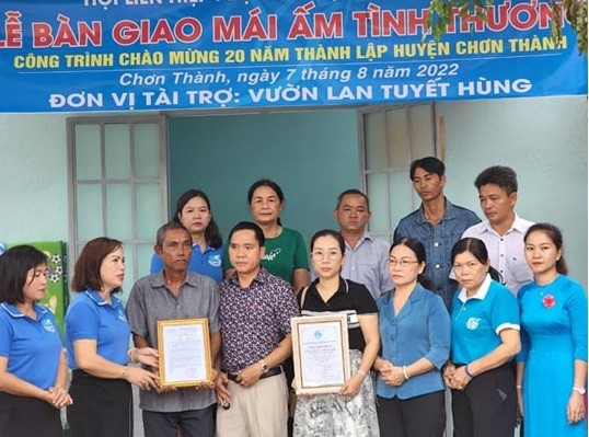 Đồng chí Nguyễn Thị Thanh Trúc – Phó Chủ tịch Hội LHPN tỉnh Bình Phước dự lễ trao “Mái ấm tình thương” cho gia đình anh Tép Don – KP3, phường Hưng Long (Người thứ 3, áo sơ mi xanh từ phải sang Đồng chí Nguyễn Thị Thanh Trúc – Phó Chủ tịch Hội LHPN tỉnh Bình Phước dự lễ trao “Mái ấm tình thương” cho gia đình anh Tép Don – KP3, phường Hưng Long (Người thứ 3, áo sơ mi xanh từ phải sang