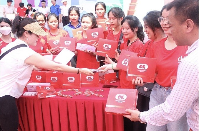 Ban tổ chức phát thuốc tránh thai và bao cao su OK cho các bạn đoàn viên, sinh viên Ban tổ chức phát thuốc tránh thai và bao cao su OK cho các bạn đoàn viên, sinh viên