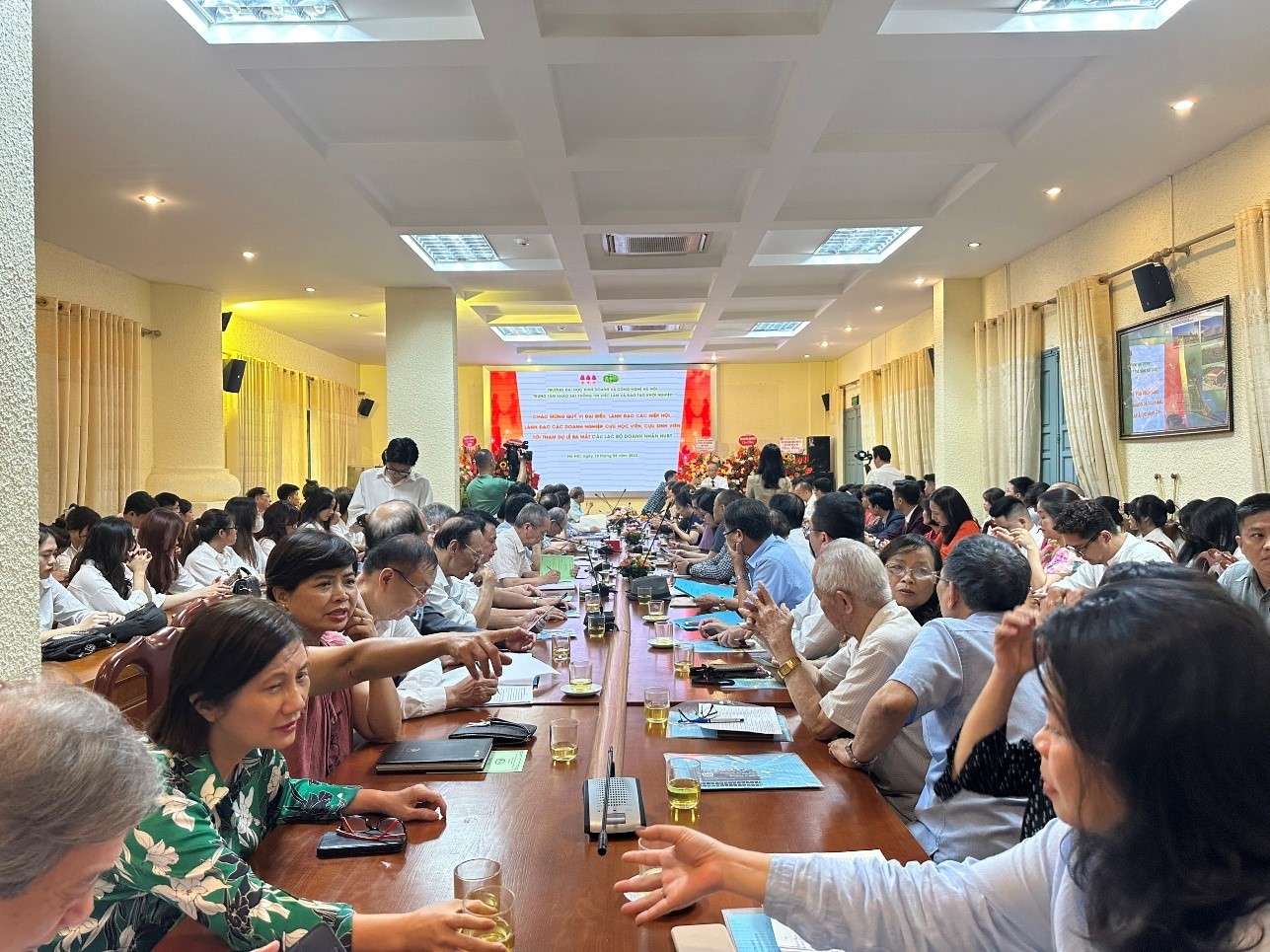 Toàn cảnh lễ ra mắt Câu lạc bộ doanh nhân HUBT Toàn cảnh lễ ra mắt Câu lạc bộ doanh nhân HUBT