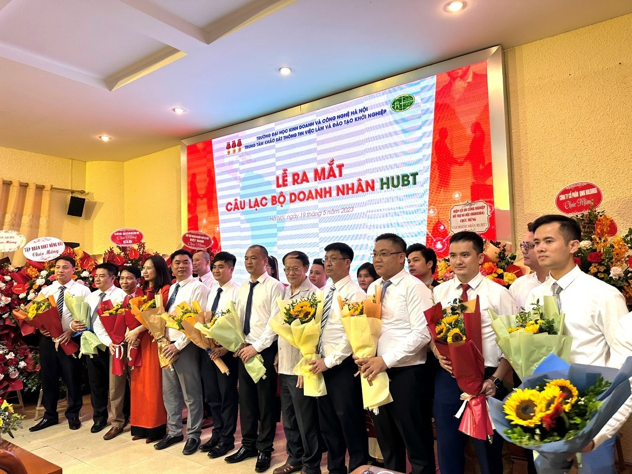 Lễ ra mắt Câu lạc bộ doanh nhân HUBT gồm 21 thành viên Lễ ra mắt Câu lạc bộ doanh nhân HUBT gồm 21 thành viên