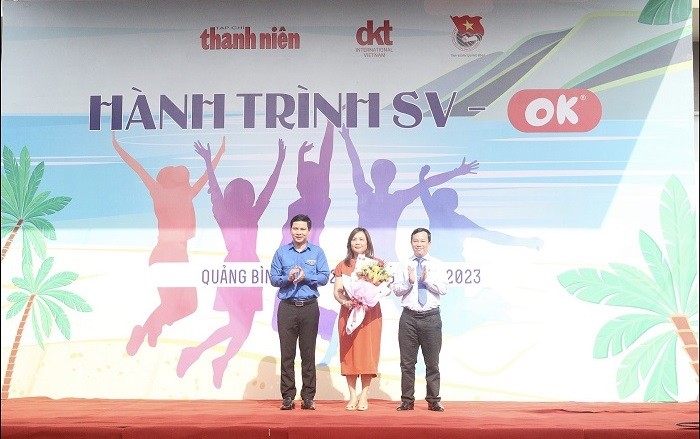 Nhà báo Nguyễn Toàn Thắng – Tổng biên tập Tạp chí Thanh niên – thanhnienviet.vn, Trưởng ban tổ chức Hành trình SV- OK và đồng chí Đặng Đại Bàng - Tỉnh ủy viên, Bí thư Tỉnh đoàn Quảng Bình trao hoa cảm ơn Bà Nguyễn Thị Kim Oanh, đại diện Ban Dự án, Tổ chức DKT International tại Việt Nam, nhà tài trợ chương trình Nhà báo Nguyễn Toàn Thắng – Tổng biên tập Tạp chí Thanh niên – thanhnienviet.vn, Trưởng ban tổ chức Hành trình SV- OK và đồng chí Đặng Đại Bàng - Tỉnh ủy viên, Bí thư Tỉnh đoàn Quảng Bình trao hoa cảm ơn Bà Nguyễn Thị Kim Oanh, đại diện Ban Dự án, Tổ chức DKT International tại Việt Nam, nhà tài trợ chương trình