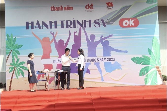 Tiết mục dự thi Hội thi sân khấu của đội Đoàn khối Doanh nghiệp tỉnh với tên đội là “Phomai con Bò Cười”, tên tiểu phẩm là “Nốt Lặng” Tiết mục dự thi Hội thi sân khấu của đội Đoàn khối Doanh nghiệp tỉnh với tên đội là “Phomai con Bò Cười”, tên tiểu phẩm là “Nốt Lặng”