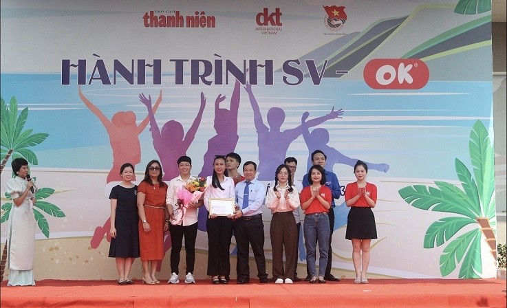 Nhà báo Nguyễn Toàn Thắng – Tổng biên tập Tạp chí Thanh niên – thanhnienviet.vn, Trưởng ban tổ chức và bà Nguyễn Thị Kim Oanh, đại diện Ban Dự án, Tổ chức DKT International tại Việt Nam trao giải Nhất cho Đội thi Đoàn khối Doanh nghiệp tỉnh với tên đội là “Phomai con Bò Cười”, tên tiểu phẩm là “Nốt Lặng” Nhà báo Nguyễn Toàn Thắng – Tổng biên tập Tạp chí Thanh niên – thanhnienviet.vn, Trưởng ban tổ chức và bà Nguyễn Thị Kim Oanh, đại diện Ban Dự án, Tổ chức DKT International tại Việt Nam trao giải Nhất cho Đội thi Đoàn khối Doanh nghiệp tỉnh với tên đội là “Phomai con Bò Cười”, tên tiểu phẩm là “Nốt Lặng”