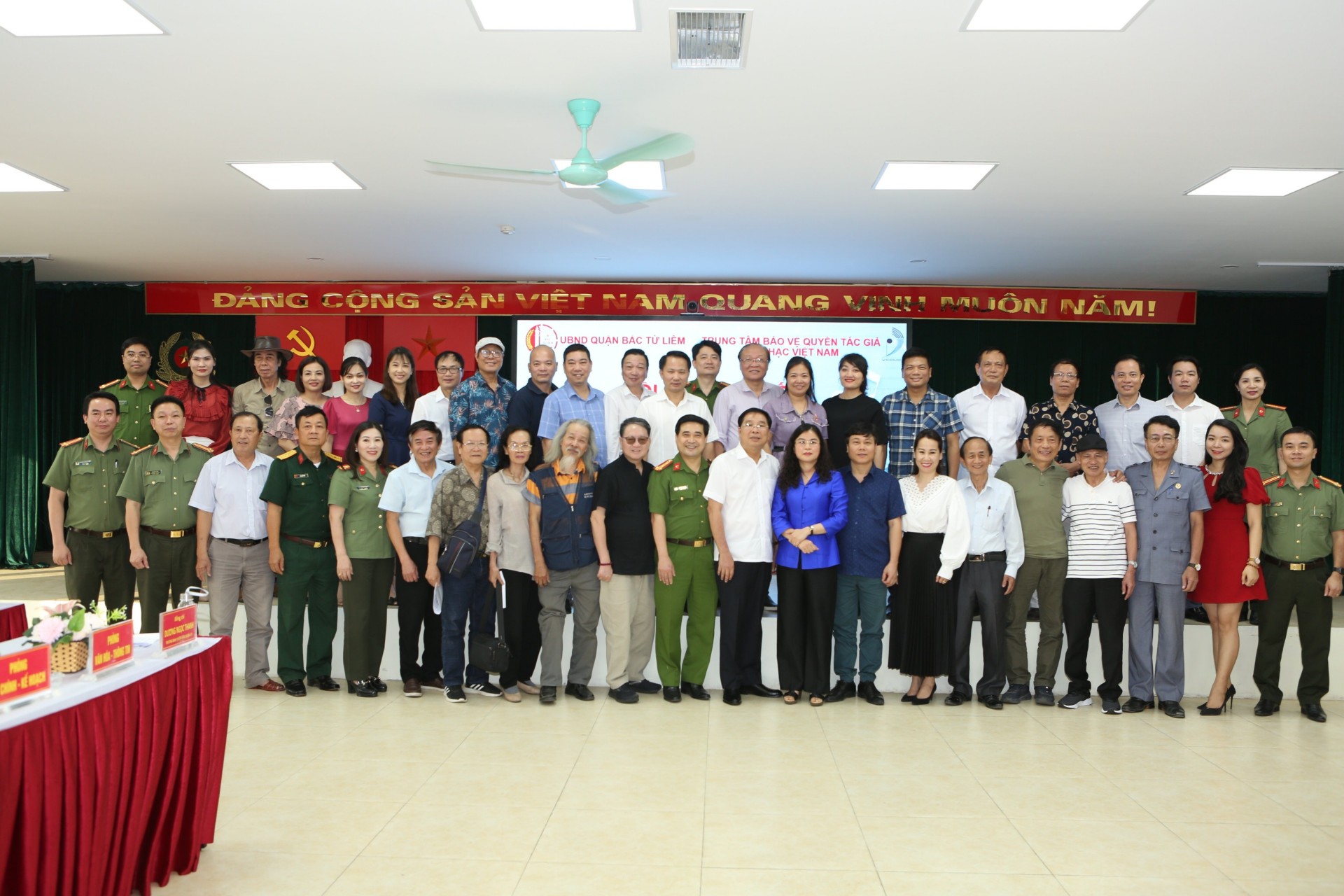 Hội nghị sơ kết 01 tháng triển khai cuộc thi sáng tác ca khúc chủ đề “Công an quận Bắc Từ Liêm - Những mùa hoa chiến công” Hội nghị sơ kết 01 tháng triển khai cuộc thi sáng tác ca khúc chủ đề “Công an quận Bắc Từ Liêm - Những mùa hoa chiến công”