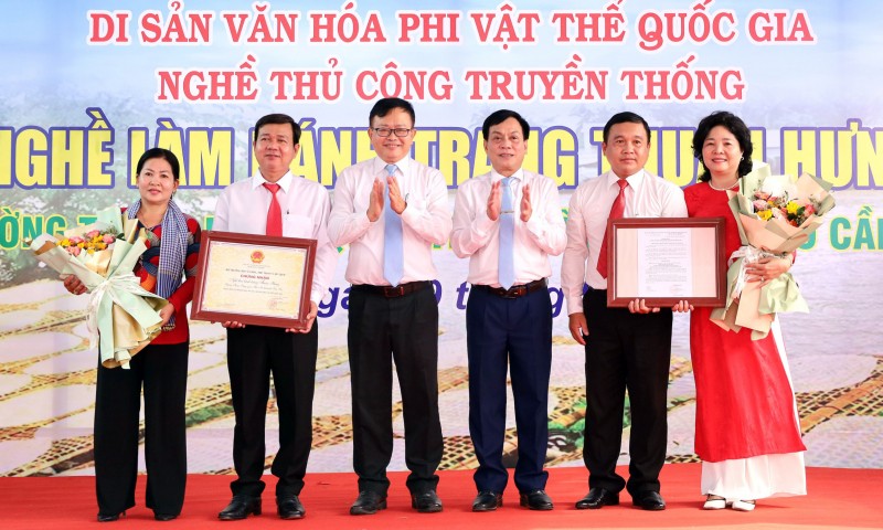 Lãnh đạo UBND thành phố Cần Thơ trao quyết định Di sản Văn hóa phi vật thể Quốc gia nghề làm bánh tráng Thuận Hưng cho đại diện chính quyền địa phương. Lãnh đạo UBND thành phố Cần Thơ trao quyết định Di sản Văn hóa phi vật thể Quốc gia nghề làm bánh tráng Thuận Hưng cho đại diện chính quyền địa phương.