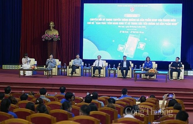 Các diễn giả trao đổi tại Diễn đàn Các diễn giả trao đổi tại Diễn đàn