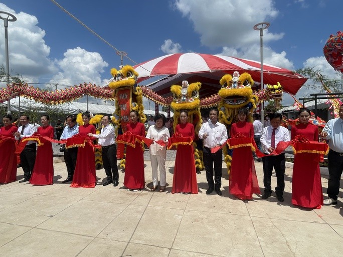 Phó bí thư Thành uỷ cùng đại diện huyện Hóc Môn cắt băng khánh thành công viên Phó bí thư Thành uỷ cùng đại diện huyện Hóc Môn cắt băng khánh thành công viên