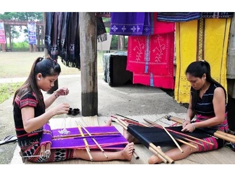 Phụ nữ dân tộc Cơ Tu chăm chỉ dệt thổ cẩm, góp phần lưu giữ nghề truyền thống. Ảnh: Nguyễn Tiến Phụ nữ dân tộc Cơ Tu chăm chỉ dệt thổ cẩm, góp phần lưu giữ nghề truyền thống. Ảnh: Nguyễn Tiến