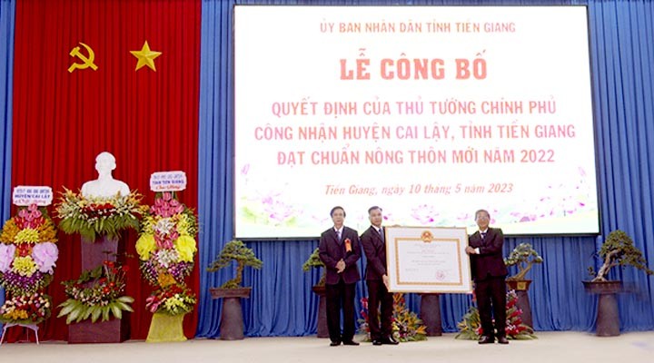 Ông Nguyễn Văn Danh, Ủy viên Ban Chấp hành Trung ương Đảng, Bí thư Tỉnh ủy, Trưởng Đoàn Đại biểu Quốc hội đơn vị tỉnh Tiền Giang trao Bằng công nhận huyện Cai Lậy đạt chuẩn nông thôn mới.