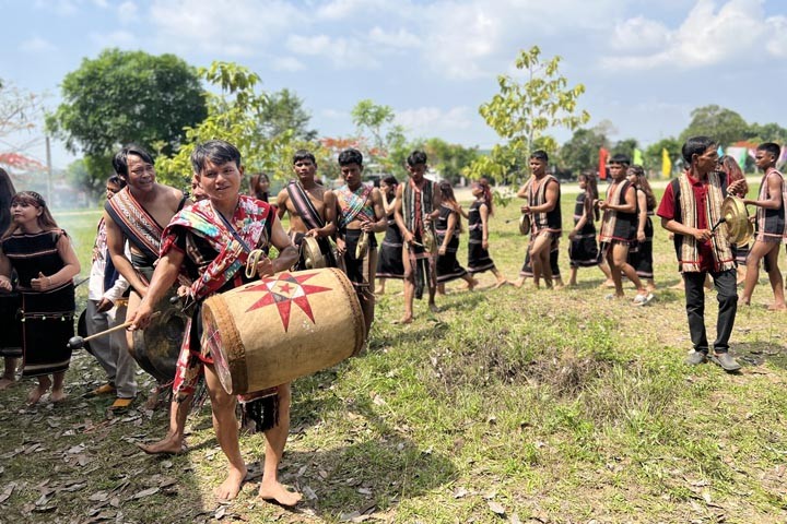 Các nghệ nhân trình diễn cồng chiêng rộn ràng thu hút đông đảo người dân và du khách đến thưởng thức