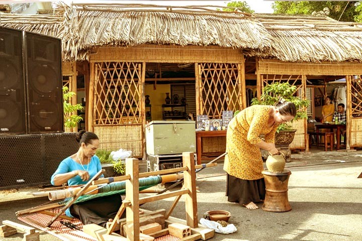 rình diễn nghề truyền thống của người Chăm.