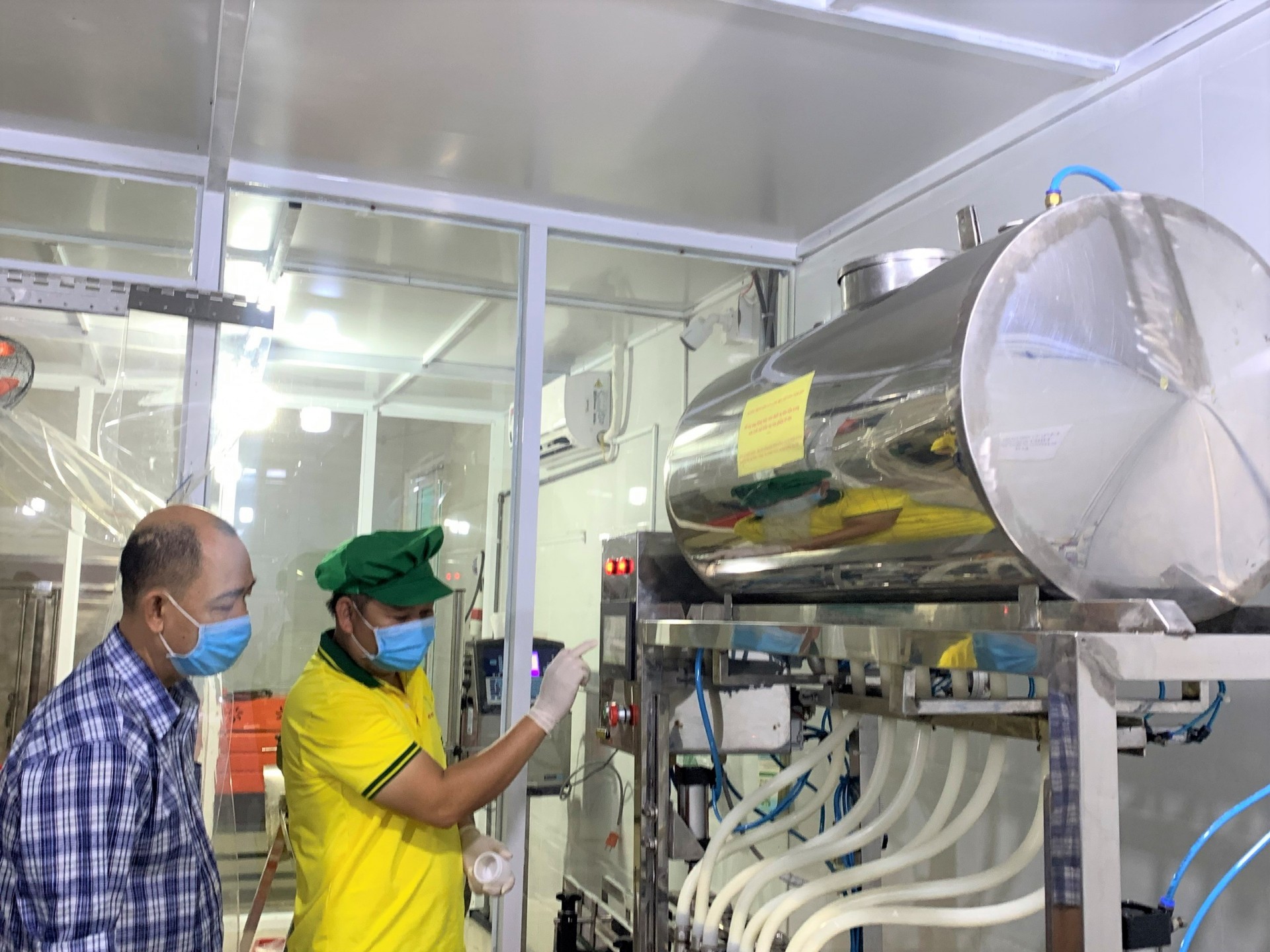 Công ty TNHH Thực phẩm Long Phước (TP. Bà Rịa) đầu tư máy móc hiện đại để tăng năng suất và chất lượng sản phẩm. Công ty TNHH Thực phẩm Long Phước (TP. Bà Rịa) đầu tư máy móc hiện đại để tăng năng suất và chất lượng sản phẩm.