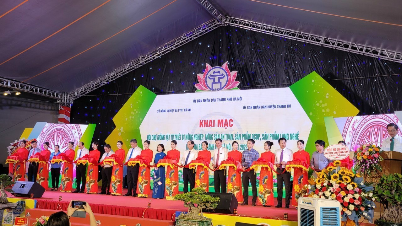 Đại biểu tham quan khu trưng bày ‘’Di sản văn hóa Chăm Ninh Thuận’’ Đại biểu tham quan khu trưng bày ‘’Di sản văn hóa Chăm Ninh Thuận’’