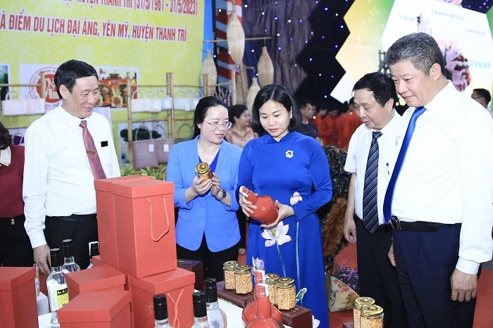 Phó Bí thư Thường trực Thành ủy Nguyễn Thị Tuyến và các đồng chí lãnh đạo thăm quan các gian hàng Phó Bí thư Thường trực Thành ủy Nguyễn Thị Tuyến và các đồng chí lãnh đạo thăm quan các gian hàng