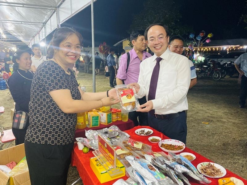 Đồng chí Nguyễn Đăng Bình, Phó Bí thư Tỉnh ủy, Chủ tịch UBND tỉnh Bắc Kạn thăm các gian hàng OCOP.