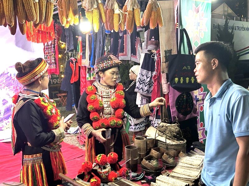 Gian hàng giới thiệu một số nét văn hóa dân tộc Dao