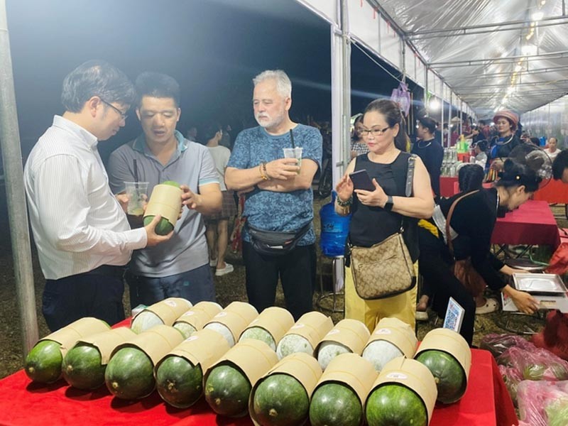 Sản phẩm bí thơm được nhiều du khách lựa chọn.