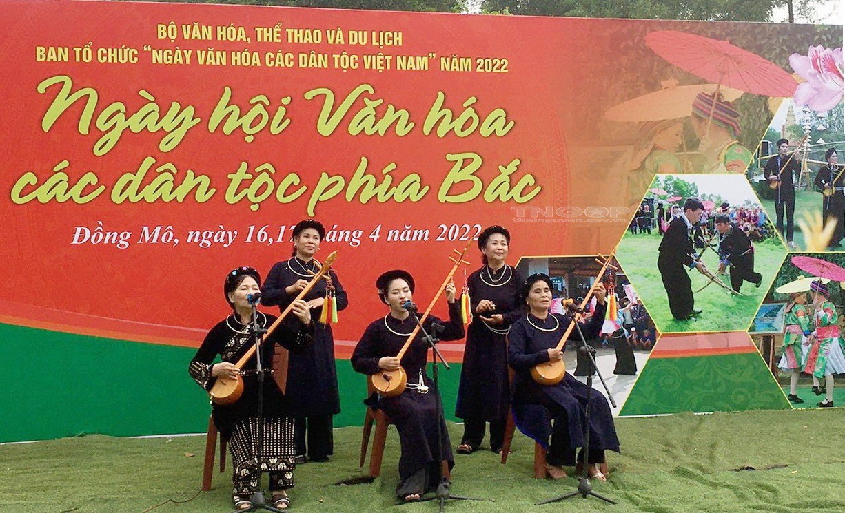 Chu Hải Hậu (ngồi giữa) tham gia biểu diễn hát Then tại Ngày hội Văn hóa các dân tộc phía Bắc Chu Hải Hậu (ngồi giữa) tham gia biểu diễn hát Then tại Ngày hội Văn hóa các dân tộc phía Bắc