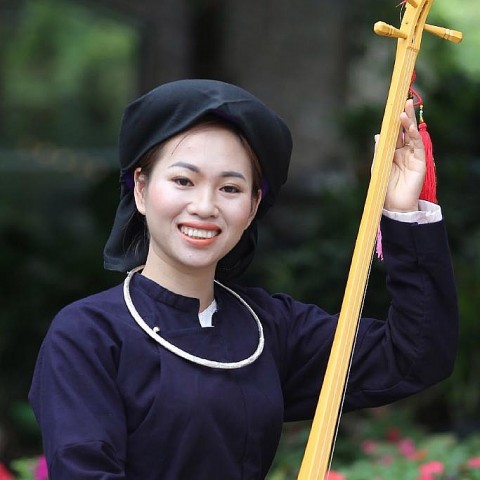 Cô gái trẻ đam mê với hát Then