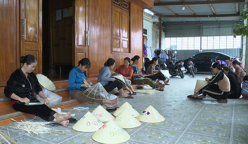 Nghề nón lá mang lại thu nhập ổn định cho hàng nghìn hộ dân trên địa bàn TX. Ba Đồn. Nghề nón lá mang lại thu nhập ổn định cho hàng nghìn hộ dân trên địa bàn TX. Ba Đồn.