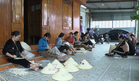 Gìn giữ và phát triển nghề nón lá truyền thống
