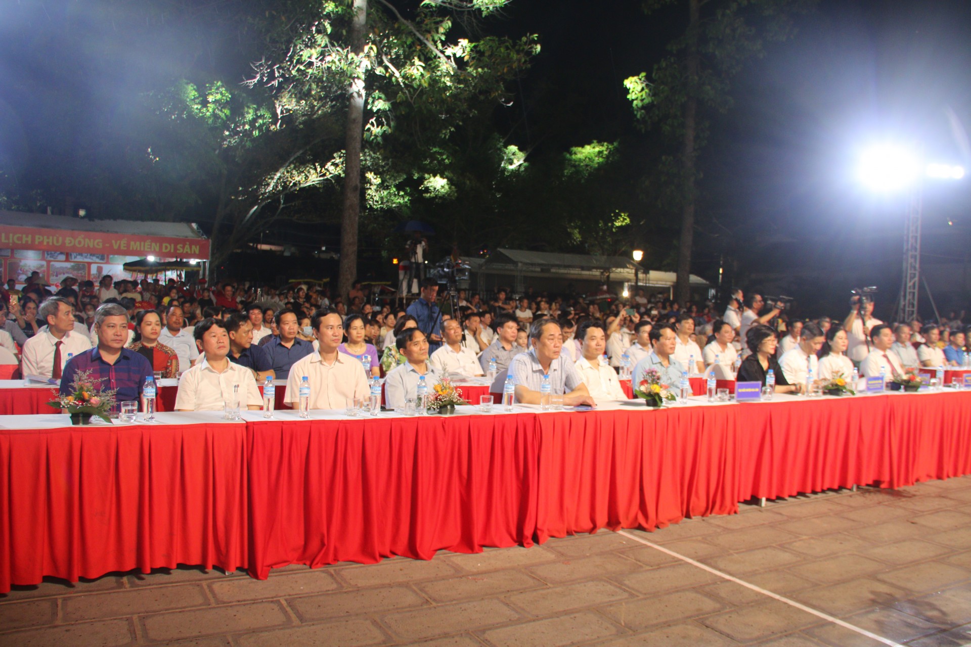 Các đại biểu tham dự chương trình khai mạc. 