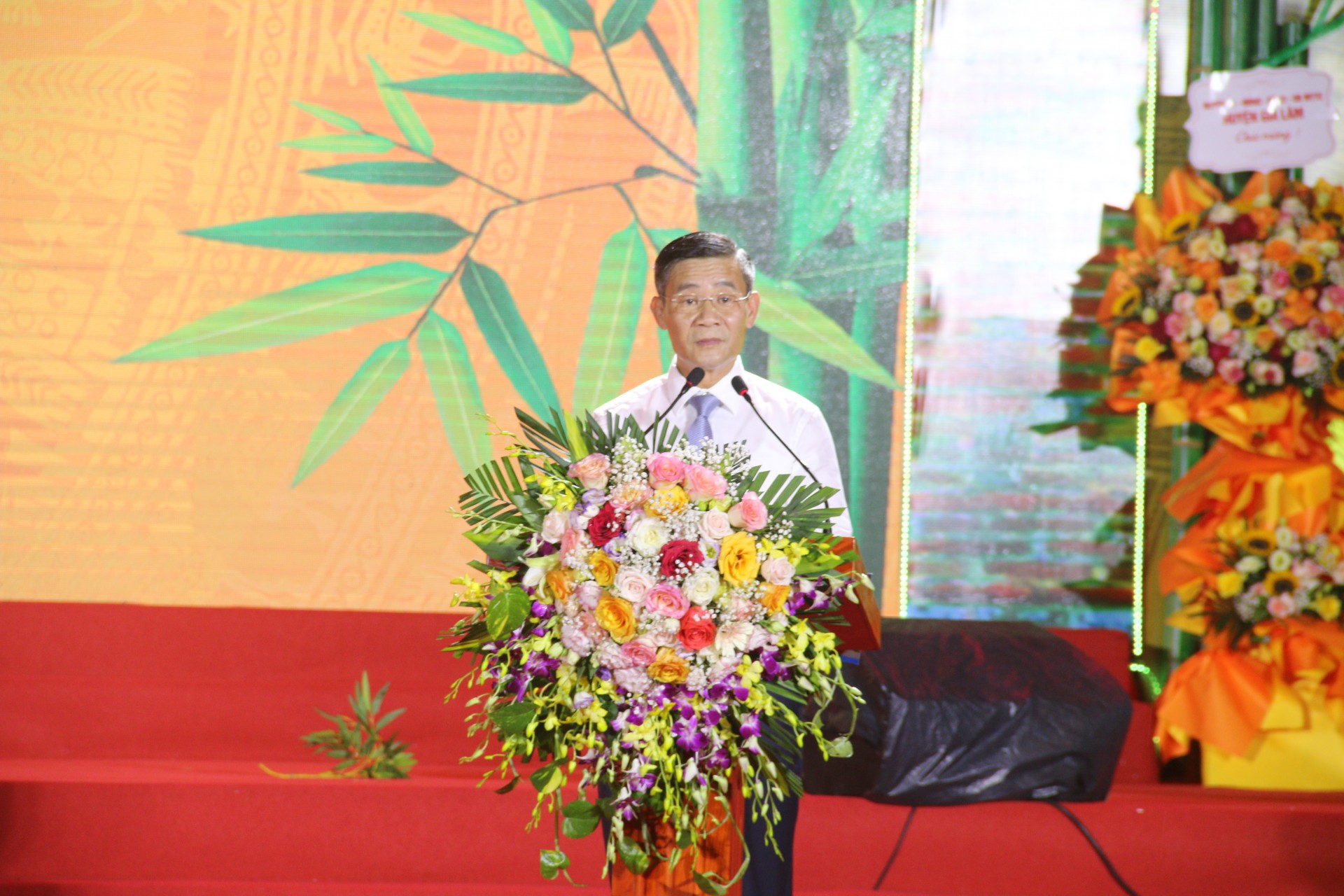 Phó Chủ tịch UBND huyện Gia Lâm Nguyễn Đức Hồng trình bày diễn văn khai mạc hội Gióng. 