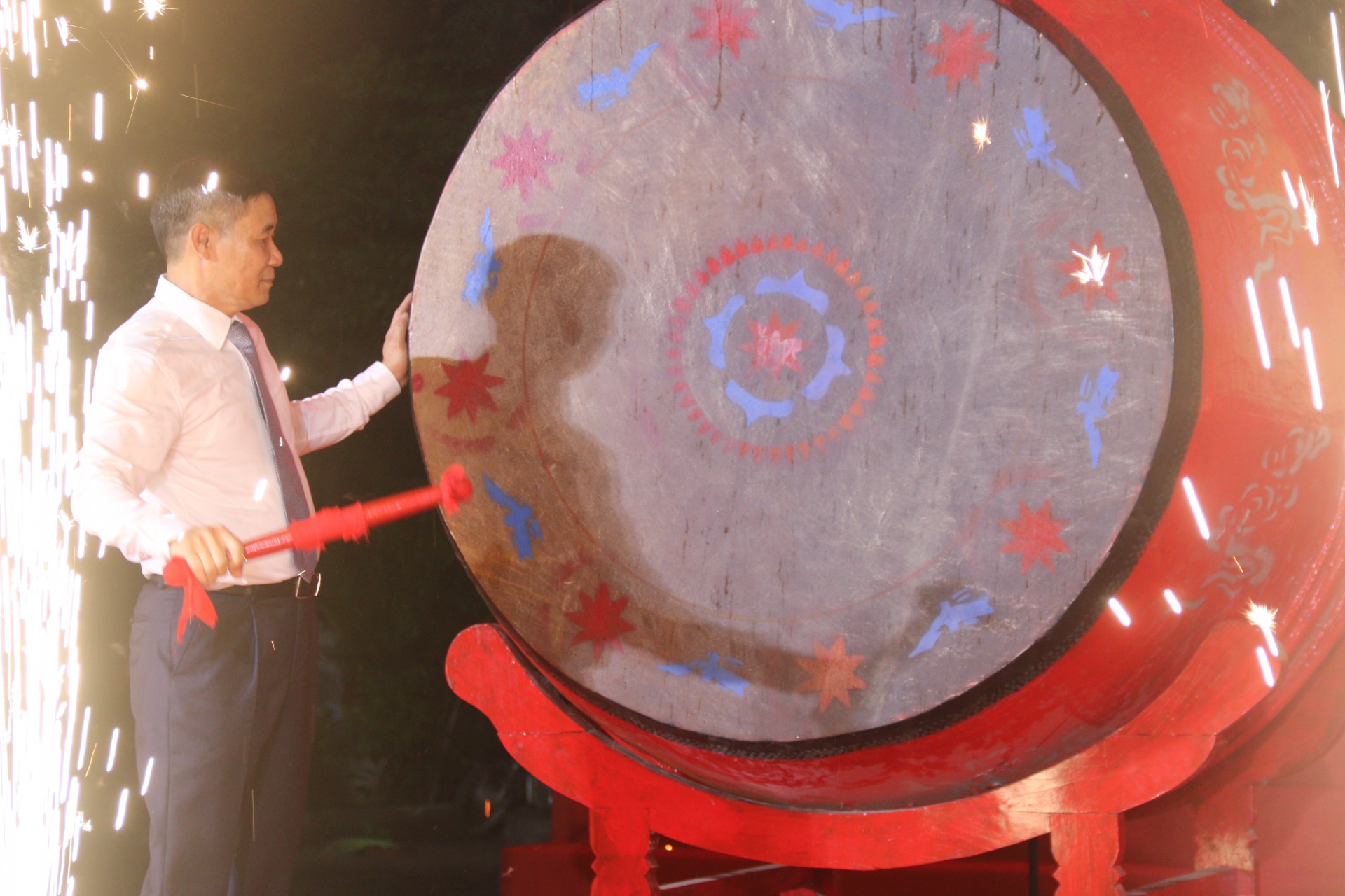 Đánh trống khai hội. 