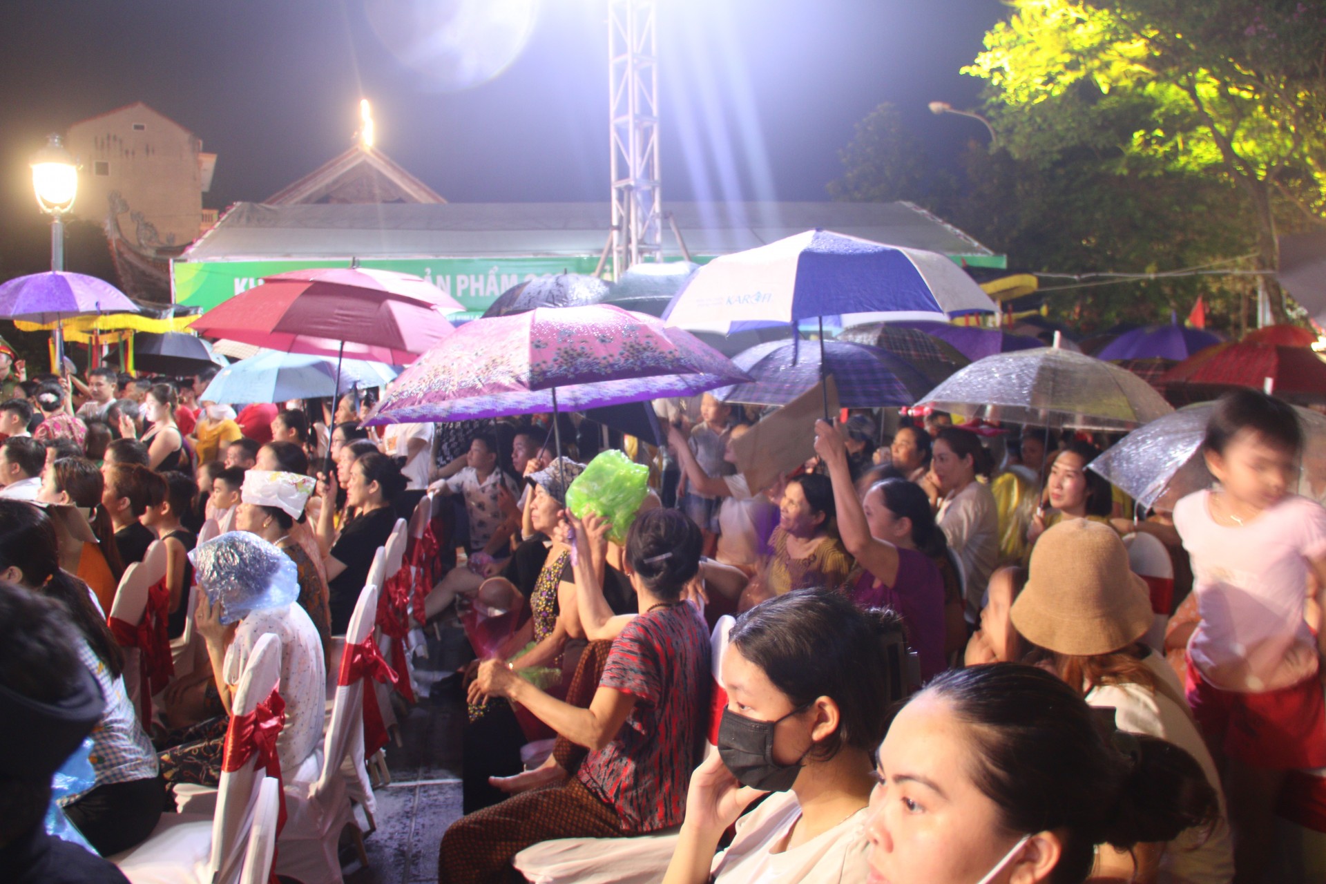 Đông đảo nhân dân đến tham dự. 