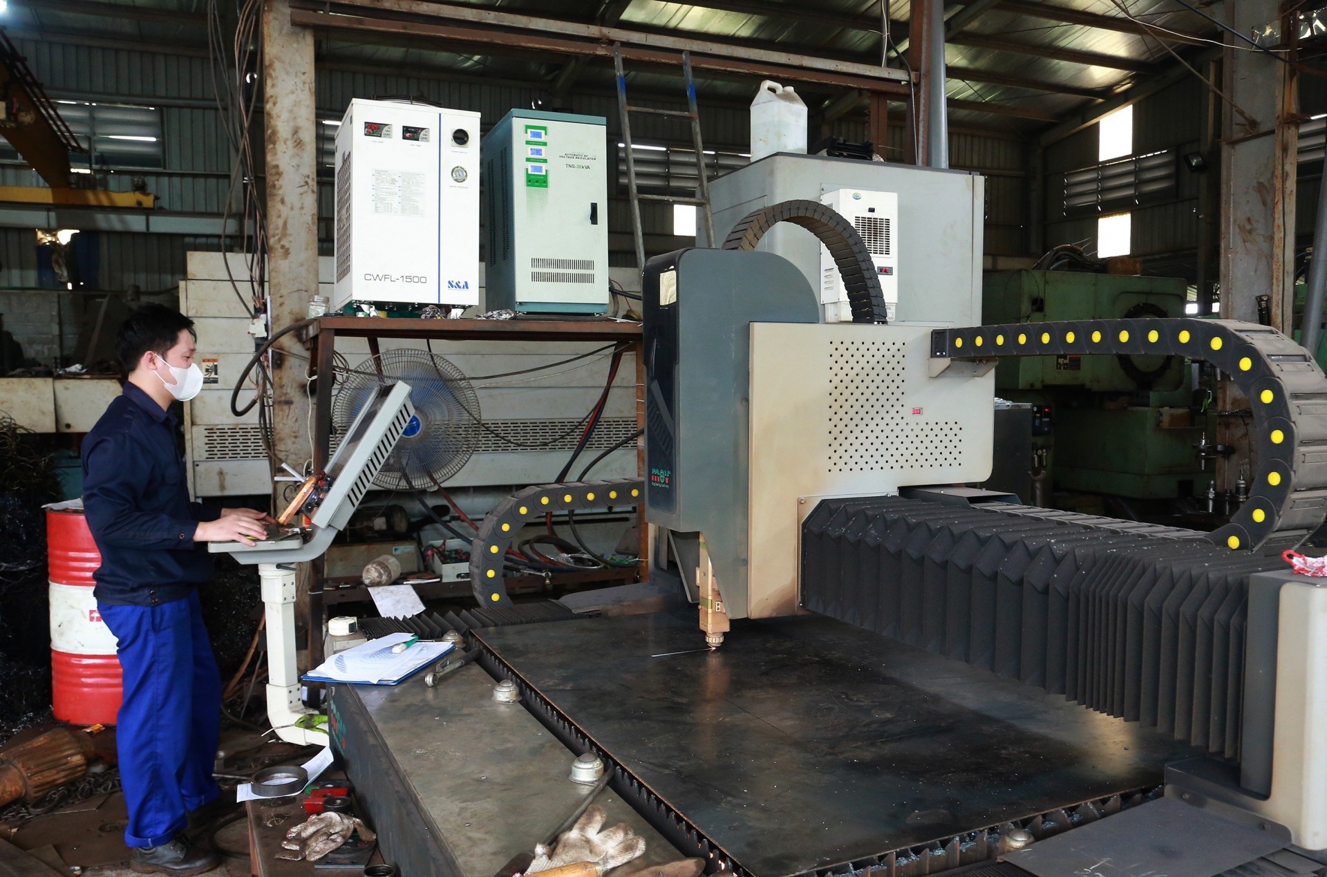 Công ty TNHH Thương mại và Cơ khí Tân Việt, phường Định Trung (Vĩnh Yên) được hỗ trợ đầu tư máy móc hiện đại sản xuất công nghiệp phụ trợ, tạo việc làm thường xuyên cho hơn 20 lao động với thu nhập bình quân 10 triệu đồng/người/tháng. Ảnh: Thế Hùng