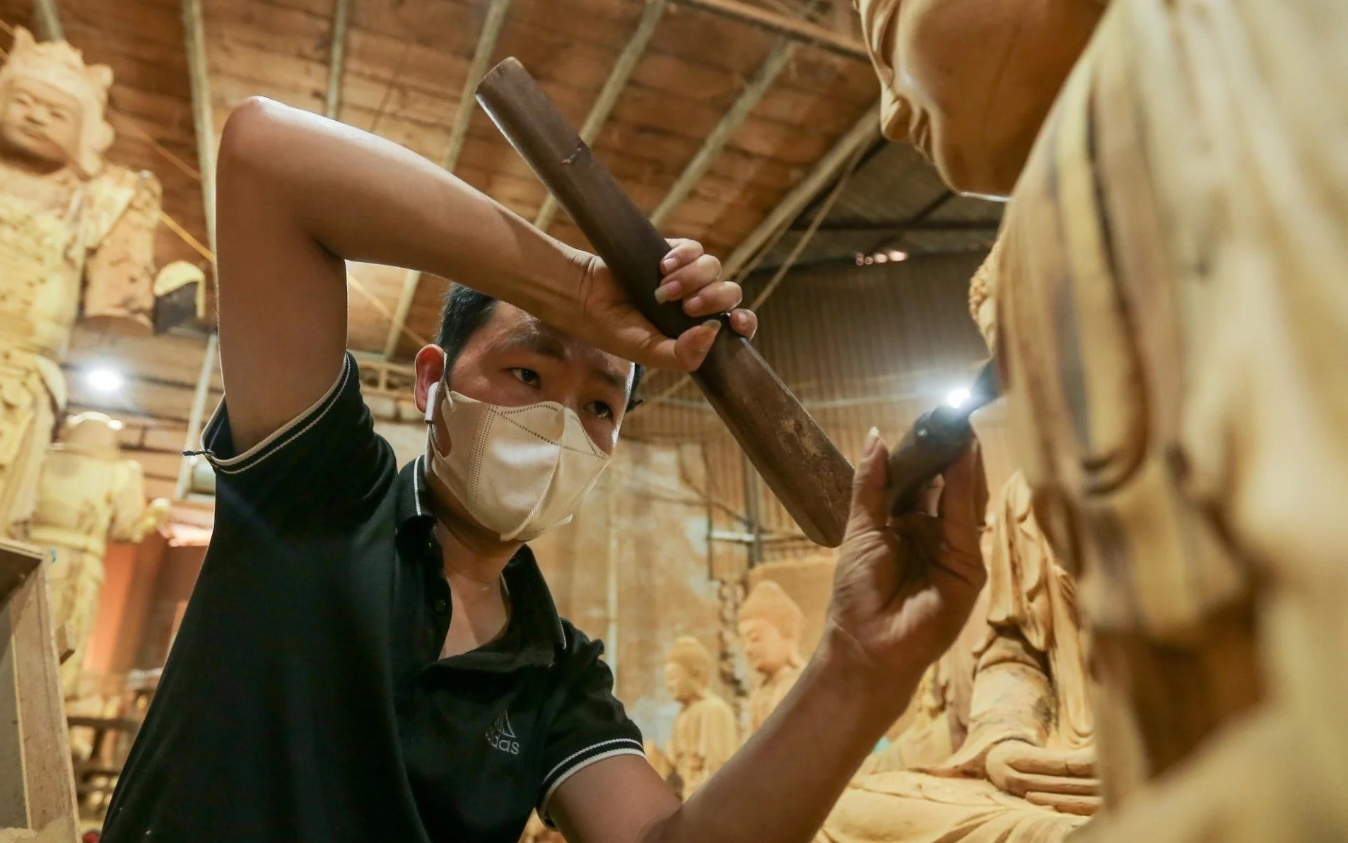 Theo anh Nguyễn Phúc Lợi (chủ cơ sở sản xuất đồ thờ Hồng Phú), để tạo ra một tượng phật phải trải qua rất nhiều công đoạn cũng như thời gian. Đặc biệt, tượng phật tuyệt đối không được có nét hài hước, mà phải là nét hiền từ, đôn hậu, trang nghiêm, có chiều sâu nội tâm. Người thợ cần am hiểu sự tích liên quan đến nhân vật hoá thân vào tượng. Theo anh Nguyễn Phúc Lợi (chủ cơ sở sản xuất đồ thờ Hồng Phú), để tạo ra một tượng phật phải trải qua rất nhiều công đoạn cũng như thời gian. Đặc biệt, tượng phật tuyệt đối không được có nét hài hước, mà phải là nét hiền từ, đôn hậu, trang nghiêm, có chiều sâu nội tâm. Người thợ cần am hiểu sự tích liên quan đến nhân vật hoá thân vào tượng.