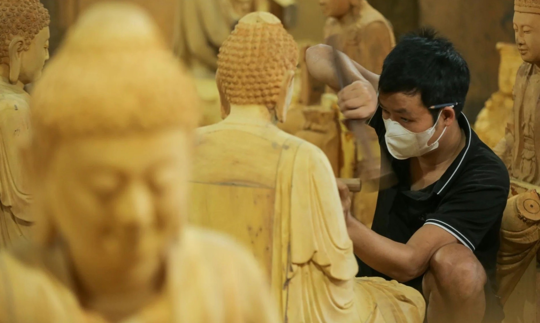 “Trước tiên phải chon loại gỗ. Để làm tượng phật phổ biến là gỗ mít, làm đồ thờ có thêm gỗ dổi, gỗ vàng tâm. Gỗ mít có đặc tính dẻo, mềm, thớ dặm, nhờ đó tránh được những sơ suất trong khi đục. Gỗ chở về phải loại bỏ hết phần giác, chỉ dùng lõi để đục. Sau đó, người thợ dùng dây đo thể tích để cắt phần gỗ, lấy chiều cao, chiều ngang và bề dày (kích thước của một khối hình). Tiếp đến là đục phác thảo và hoàn thiện. Để hoàn thiện một tượng phật phải mất một tuần hoặc một tháng, tuỳ thuộc vào kích cỡ của tượng phật”, anh Lợi cho hay. “Trước tiên phải chon loại gỗ. Để làm tượng phật phổ biến là gỗ mít, làm đồ thờ có thêm gỗ dổi, gỗ vàng tâm. Gỗ mít có đặc tính dẻo, mềm, thớ dặm, nhờ đó tránh được những sơ suất trong khi đục. Gỗ chở về phải loại bỏ hết phần giác, chỉ dùng lõi để đục. Sau đó, người thợ dùng dây đo thể tích để cắt phần gỗ, lấy chiều cao, chiều ngang và bề dày (kích thước của một khối hình). Tiếp đến là đục phác thảo và hoàn thiện. Để hoàn thiện một tượng phật phải mất một tuần hoặc một tháng, tuỳ thuộc vào kích cỡ của tượng phật”, anh Lợi cho hay.