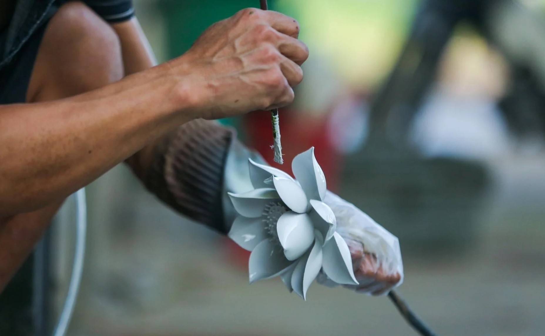 Tất cả các sản phẩm đều được những người thợ lành nghề chăm chút, tỉ mỉ trong từng nét vẽ, nét sơn. Tất cả các sản phẩm đều được những người thợ lành nghề chăm chút, tỉ mỉ trong từng nét vẽ, nét sơn.