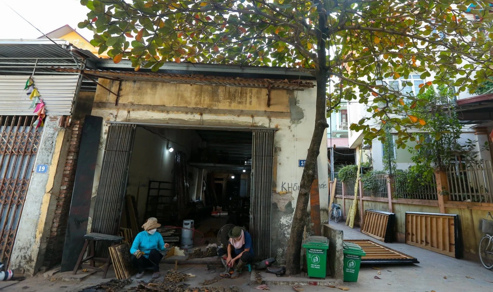 o ra những pho tượng phật mang giá trị cao, người dân xã Sơn Đồng còn làm rất nhiều đồ thờ như: hoành phi, câu đối, ngai, khảm thờ... o ra những pho tượng phật mang giá trị cao, người dân xã Sơn Đồng còn làm rất nhiều đồ thờ như: hoành phi, câu đối, ngai, khảm thờ...