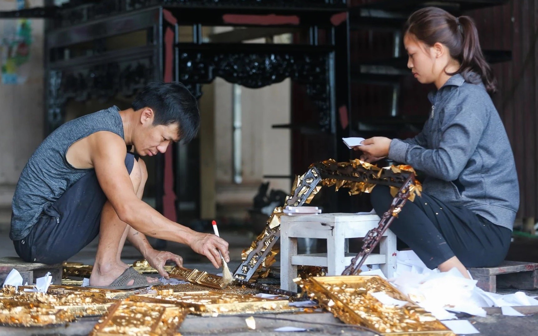 cơ sở sản xuất đồ gỗ mỹ nghệ tại Sơn Đồng vừa bận bịu vừa vui vẻ. Mỗi người một việc, từ những công đoạn đòi hỏi kỹ thuật cao đến những bước vệ sinh cuối cùng trước khi giao tới khách hàng. cơ sở sản xuất đồ gỗ mỹ nghệ tại Sơn Đồng vừa bận bịu vừa vui vẻ. Mỗi người một việc, từ những công đoạn đòi hỏi kỹ thuật cao đến những bước vệ sinh cuối cùng trước khi giao tới khách hàng.