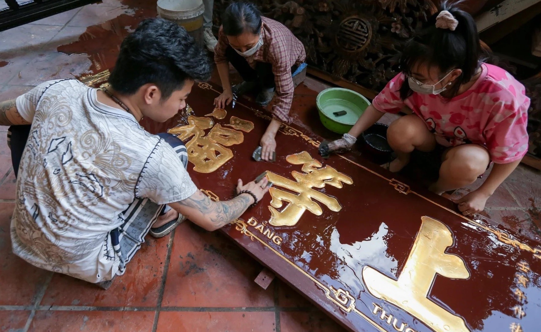 Ông Nguyễn Viết Hùng, Chủ tịch UBND xã Sơn Đồng, cho biết xã luôn chú trọng việc quản lý, nâng cao hiệu quả hoạt động cho làng nghề truyền thống phát triển. Ông Nguyễn Viết Hùng, Chủ tịch UBND xã Sơn Đồng, cho biết xã luôn chú trọng việc quản lý, nâng cao hiệu quả hoạt động cho làng nghề truyền thống phát triển.