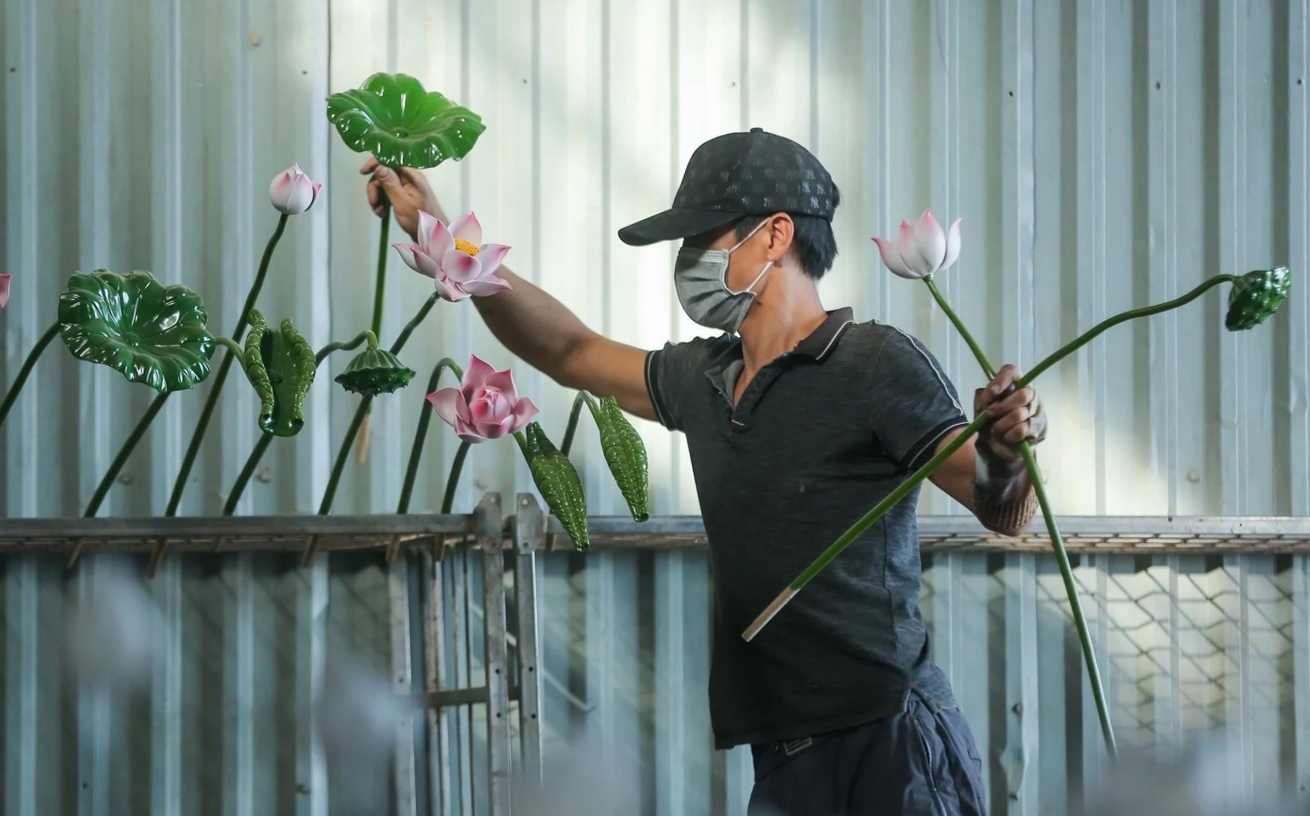 “Mỗi sản phẩm đều được làng nghề làm rất cầu kỳ, cẩn thận nên mất nhiều thời gian. Có những tác phẩm phải để mộc nhiều tháng cho gỗ khô ngót tự nhiên, sau đó mới đưa vào hoàn thiện. Vì vậy, giá trị mỗi sản phẩm hàng chục triệu đồng, có bức tượng trị giá cả tỷ đồng”, ông Hùng nói. “Mỗi sản phẩm đều được làng nghề làm rất cầu kỳ, cẩn thận nên mất nhiều thời gian. Có những tác phẩm phải để mộc nhiều tháng cho gỗ khô ngót tự nhiên, sau đó mới đưa vào hoàn thiện. Vì vậy, giá trị mỗi sản phẩm hàng chục triệu đồng, có bức tượng trị giá cả tỷ đồng”, ông Hùng nói.