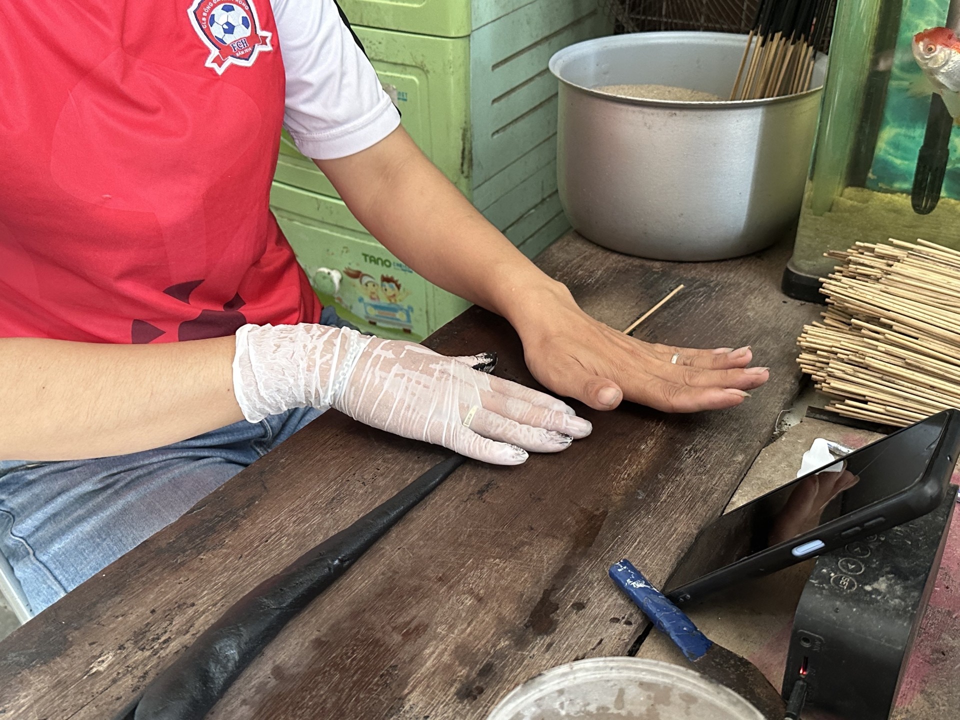 Đôi bàn tay người thợ thoăn thoắt se hương. Mùi nhựa trám lúc se hương mang đến cảm giác thư thái. Ảnh: Khánh Ly Đôi bàn tay người thợ thoăn thoắt se hương. Mùi nhựa trám lúc se hương mang đến cảm giác thư thái. Ảnh: Khánh Ly