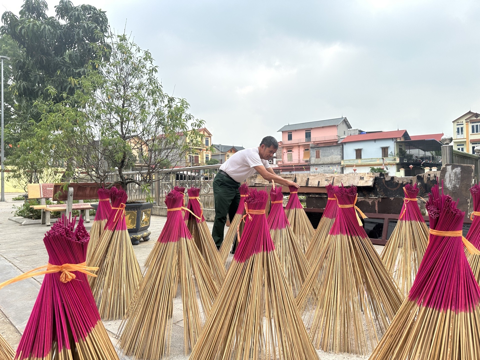 Ông Nguyễn Hữu Tư xếp tăm hương đi phơi khô. Ảnh: Khánh Ly Ông Nguyễn Hữu Tư xếp tăm hương đi phơi khô. Ảnh: Khánh Ly